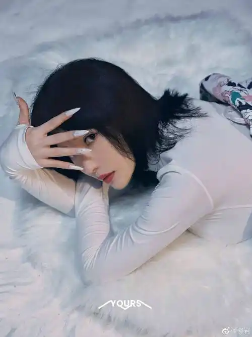 原创柳岩珠宝代言写真美呆了她魔鬼身材太性感火辣