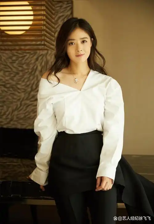 蒋欣,1983年5月8日出生于新疆维吾尔自治区乌鲁木齐市,祖籍湖南益阳