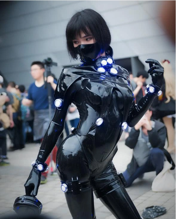 网友表示已被掰弯,漫展紧身皮衣小姐姐竟是纯爷们!