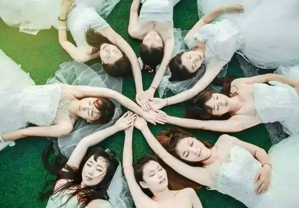 而对于集体照,同样可以拍摄一些情景照和主题照 ▼女生可以选择婚纱加