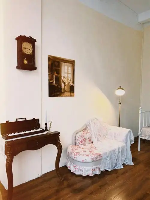 这是其中的一个适合复古,法式拍摄风格的房间