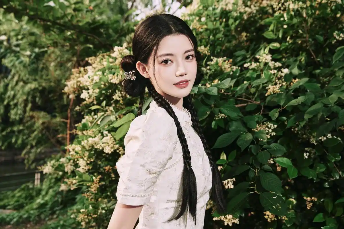 孙珍妮白色连衣裙优雅写真