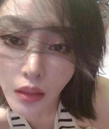 张天爱怼脸自拍角度清奇,手提裤子的自拍方式引热议!__凤凰网