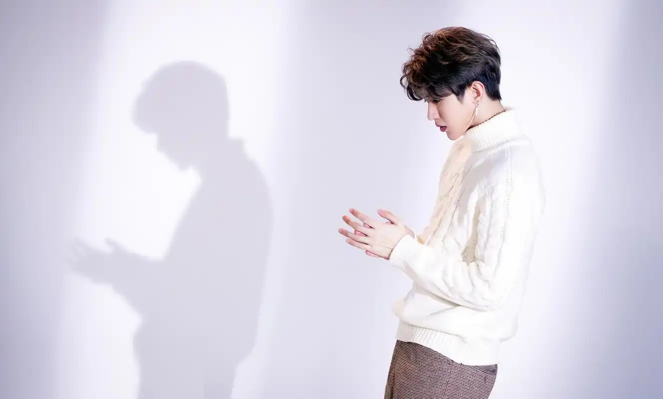 蔡徐坤:少年,挺直了腰杆,好好接住这个属于你的时代