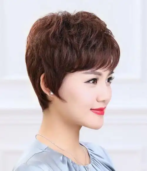 高颅顶齐耳烫短发,真显老气感女人上年纪后尽量远离"这4款"发型,不仅