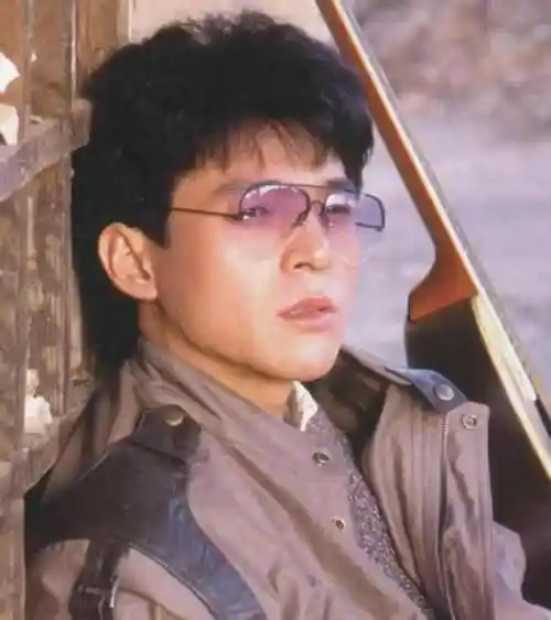 驿动的心姜育恒不是一个讨巧的歌手,忧郁得没有一丝笑意,他的歌是非要