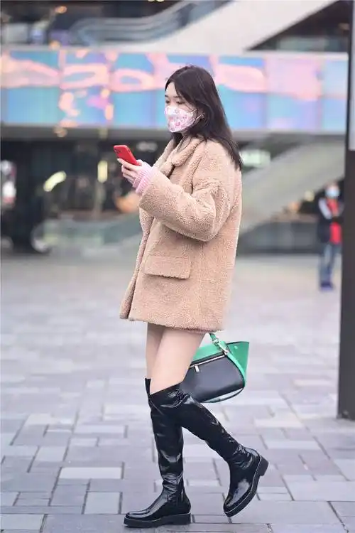 初冬时节很多美女都会选择过膝长靴看看她们的精致穿搭