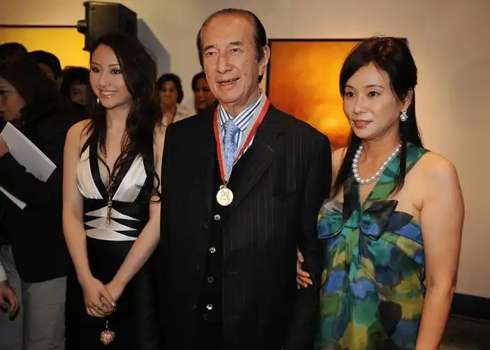 何超云庆祝生日晒母女合照,68岁陈婉珍养尊处优,脸部圆润很富态_男友