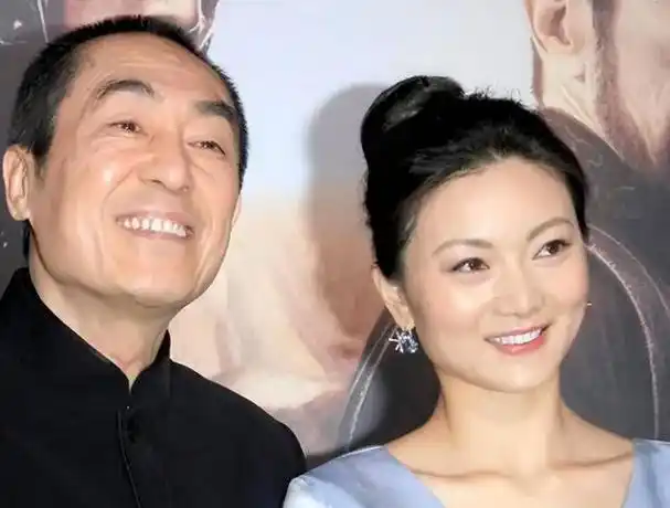 张艺谋巴黎浪漫聚餐秀甜蜜,73岁眼神宠溺,42岁陈婷似少女!