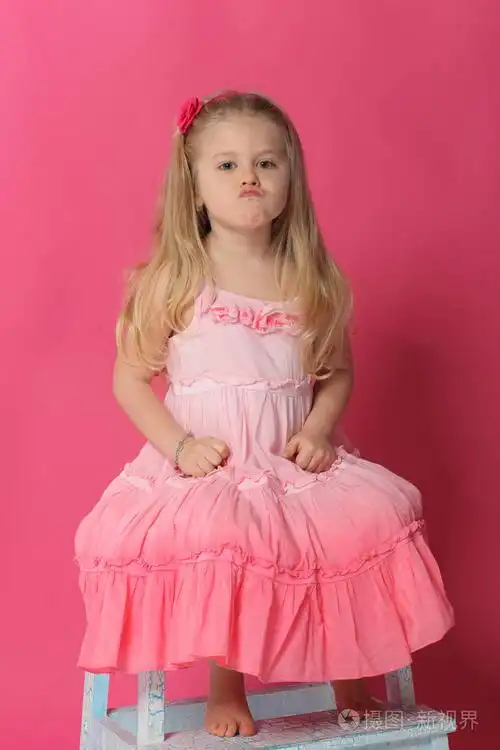 小女孩撅着嘴粉红色的背景