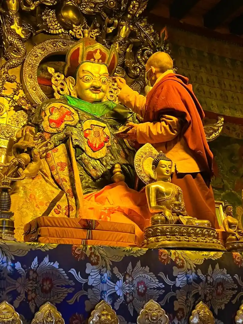 其实,在藏传佛教中除了观音菩萨还有一位上样也有多种化身他就是 - 抖