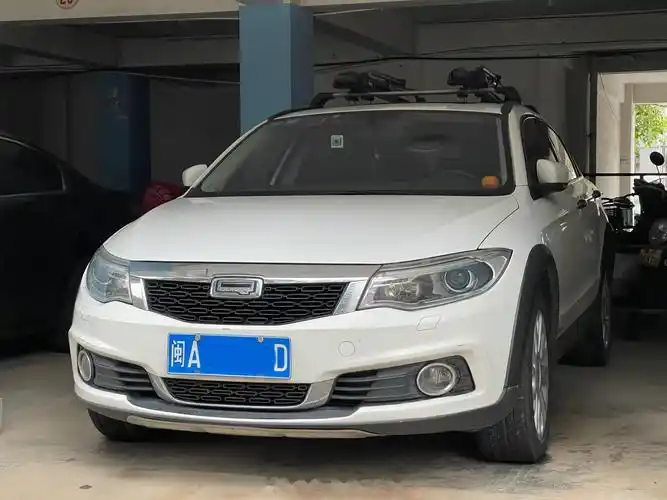 观致3两厢版,算跨界车吧,是近十年来国产车型里很耐看的,加个车顶架就