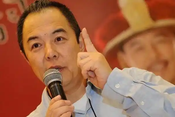 最近,张铁林的经纪人在网上放出了老大哥的最新照片,结果呀,网友们