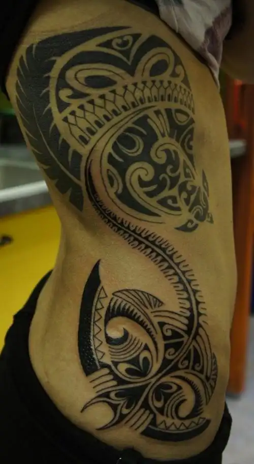 背部脊椎骨上的部落图腾纹身图案