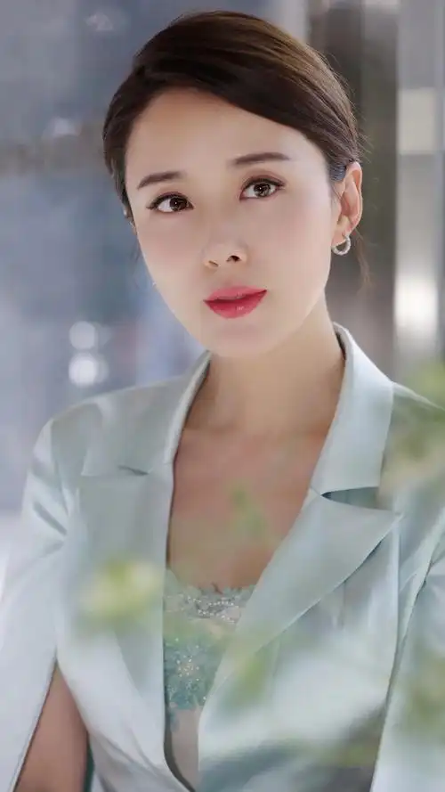 回顾美女嫦娥颜丹晨嫁小4岁同行44岁高龄产子越活越美丽