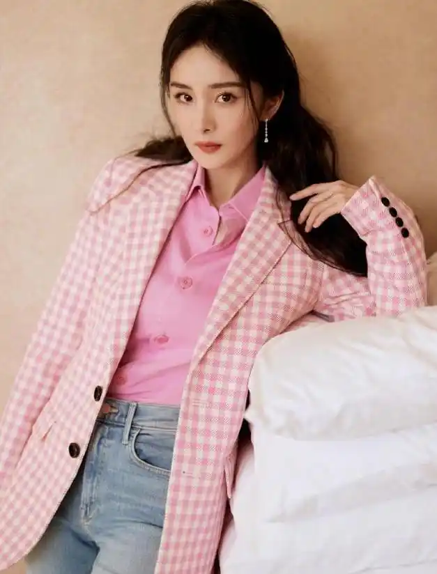 杨幂晒照甜美如初恋,嘟嘴卖萌超可爱,认真研读剧本受期待_泛电竞