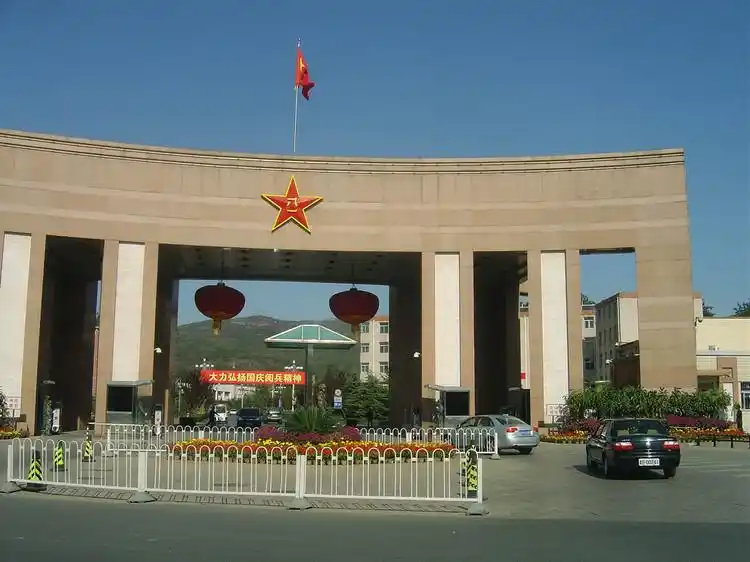 快马赶回,路过北京军区