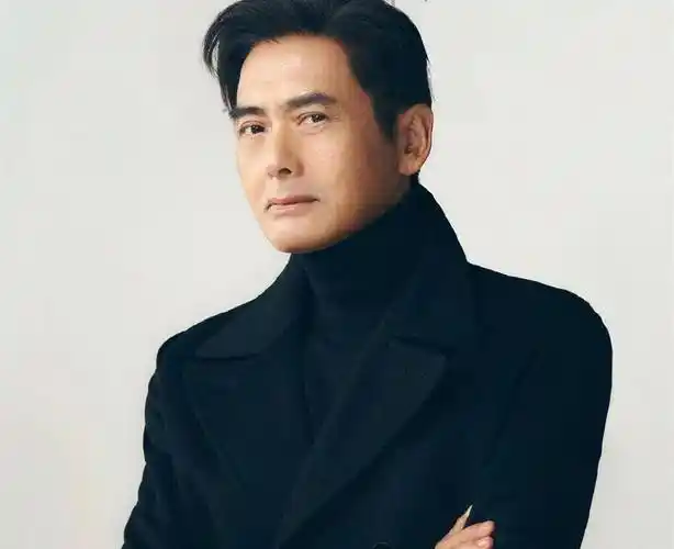 照片中,周润发身穿黑色西装.