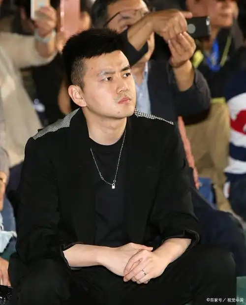 21岁进央视33岁主持新闻联播严於信害怕播稿失误常做噩梦