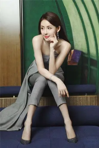 青年演员贾青出席"中拉国际超模大赛" 深色格纹套装优雅干练