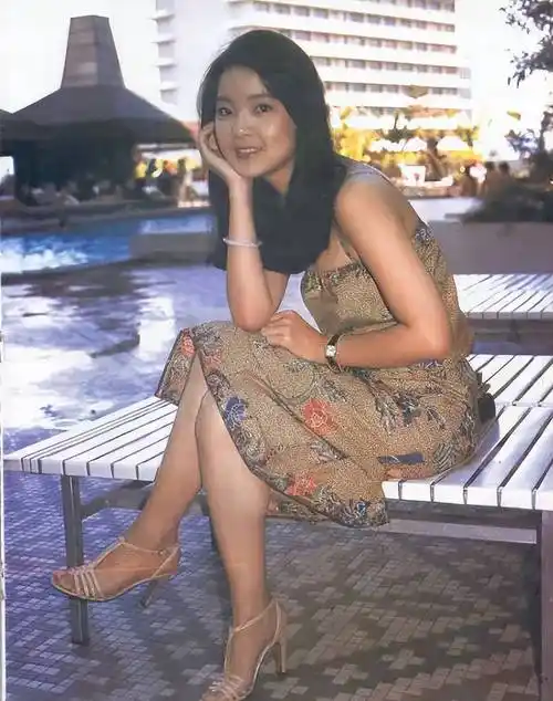 原创看了邓丽君的穿搭才发现她不仅歌声动人衣品更是优雅高贵