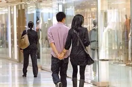 网友盘点张智霖袁咏仪牵手照 甜蜜同行24年