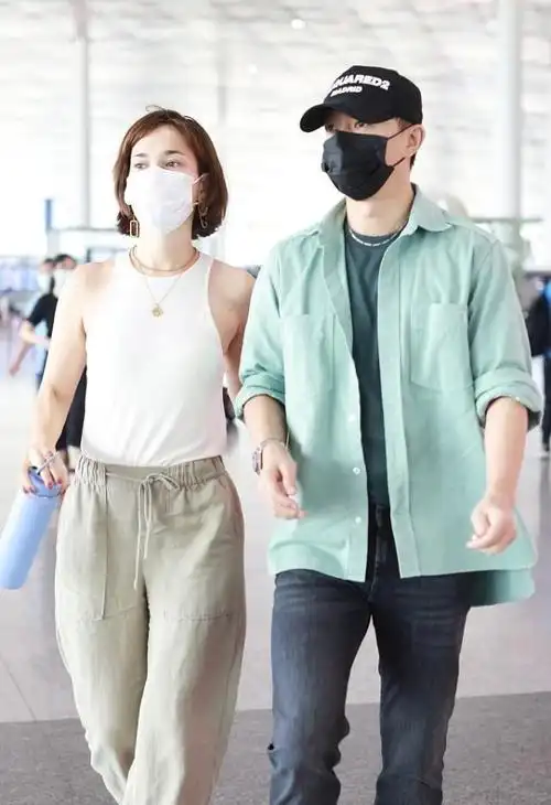 韩庚与混血老婆街头秀恩爱,俩人穿衣像两个季节,不过真的挺般配