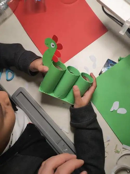 变废为宝创造未来云兴小学二六班陆皓辰卫生纸筒秒变好看的笔筒