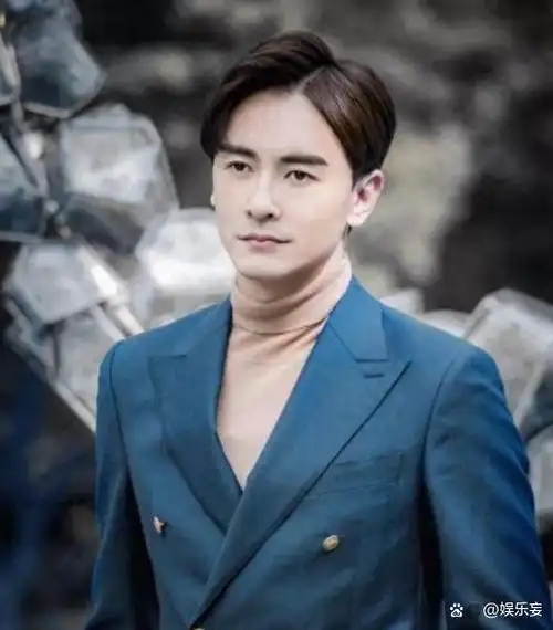 回溯到2016年,媒体揭露了白冰的丈夫丁一与郑元畅在大街上的亲昵行为