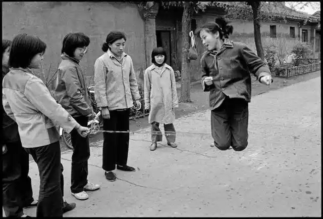 607080年代农村孩子"童年回忆",很多都失传了,这些你熟悉吗?