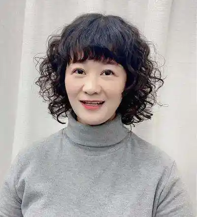 额头较高,发际线形状不好,最好不要选择露出额头的发型,选择一款带