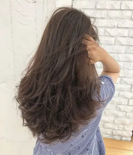 中长发烫发兼具着可爱与潮流,是当下比较流行的一款发型,深受女生的