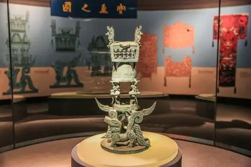 青铜神坛造型神异奇特内涵高深莫测.