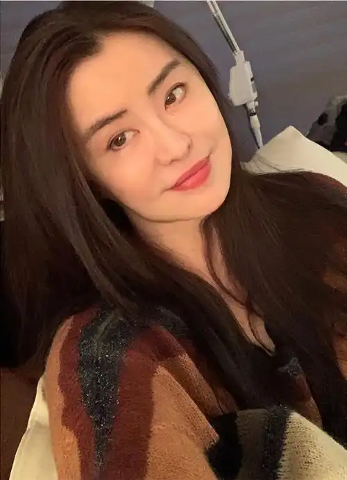 52岁王祖贤近照曝光,五官越来越像林青霞