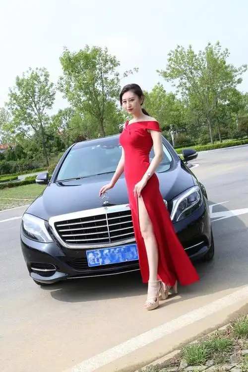 而立之年提奔驰,长腿媳妇当车模,豪车美女人生不过如此吧