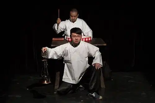 参演了《四世同堂》,《快递大哥》,《静止》,《暗恋桃花源》等话剧