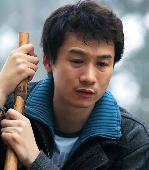 这个演员叫高虎,他曾经是中国影视圈的翘楚,出演过不少经典的角色