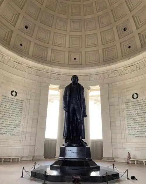 杰弗逊纪念堂,于1943年4月13日杰弗逊诞生200周年落成.