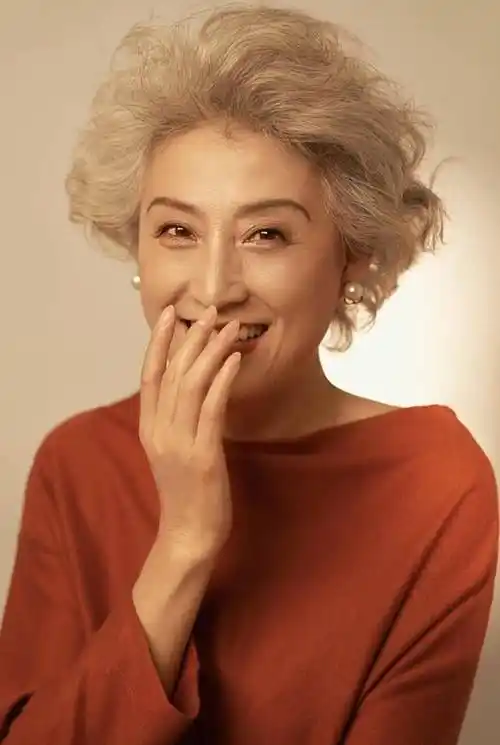 这就是优雅65岁的奶奶:头发不染,衣着考究,不装年轻,也不服从年龄