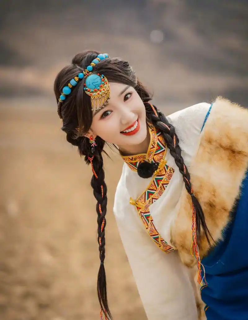 毛晓彤#  喔哦～双麻花辫好漂亮