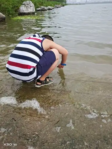 来到河边玩水凉快凉快