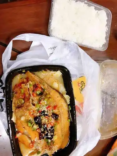 美团上叫的外卖鱼肉很大要了酱香的和店家说要一点点辣的但是吃起来