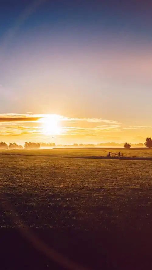 夕阳下的唯美平原意境下载