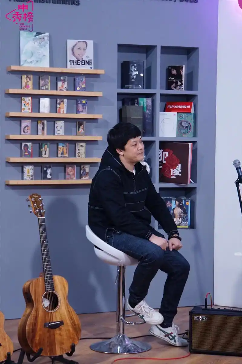 作为黑龙江出生的民谣歌手,方磊以独具特色的方言和东北文化为创作