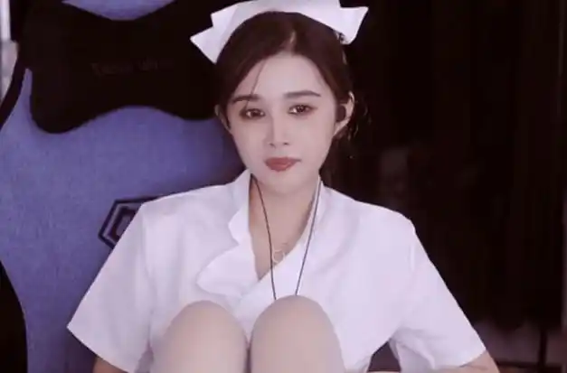 斗鱼女主播停播前发福利当众解开4颗扣子喊话超管封直播间