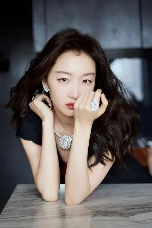 周冬雨黑色深v造型优雅干练 胸前点缀红花化身时髦女郎