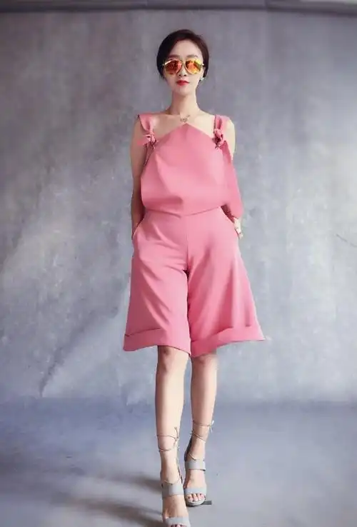 肖涵身穿一款红色连体裤,休闲又个性,同时也很能提亮她的肤色,看起来