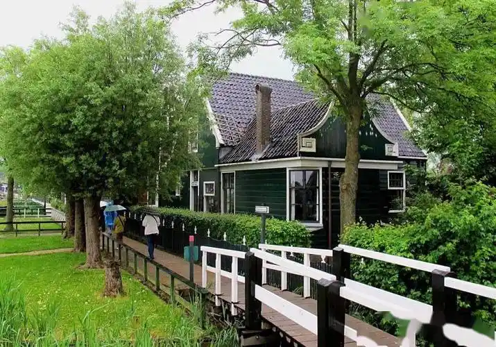 第二天我们早早起床,发现酒店外旁有一座清静的小镇,十足的北欧建筑