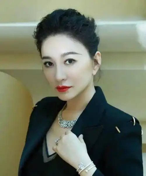 出道7年,搭档黄渤,周迅,张译,闫妮,姚晨,她算"资源咖"吗