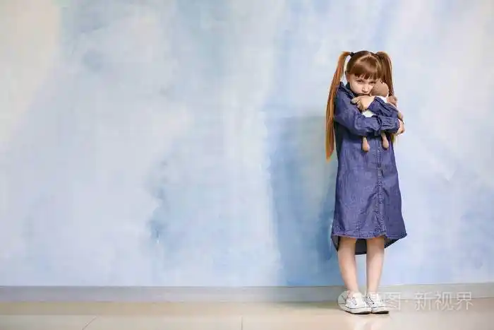 孤独症伤心小女孩在光墙附近